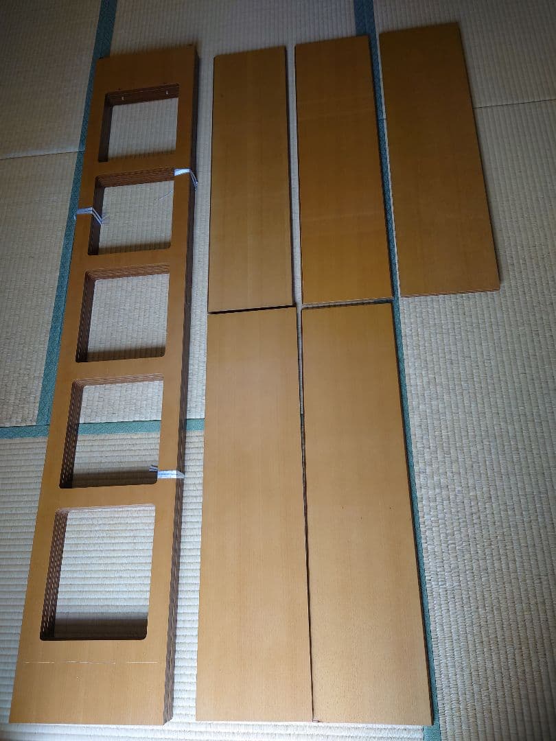 E&YのDISPLAY SHELVES