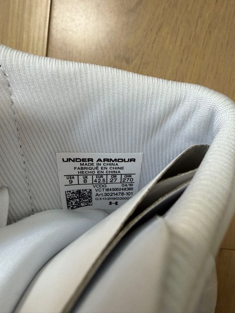 Under Armour ホワイト スパイク ハイカット