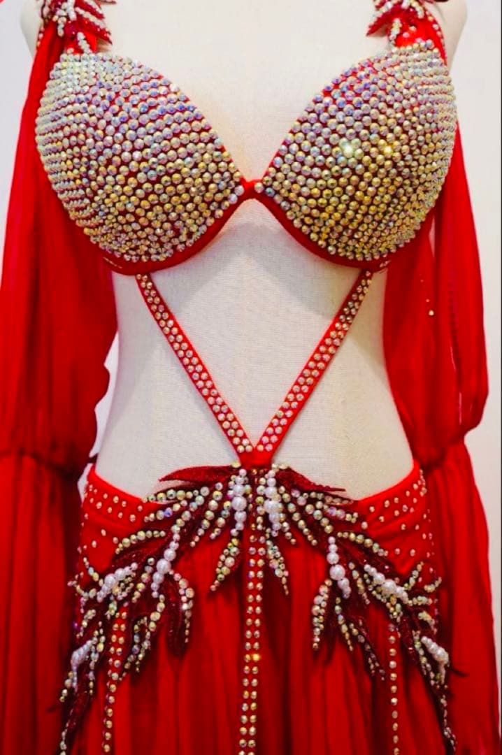 ベリーダンス真紅ビーズとキラキラストーン豪華衣装　美品‼️素晴らしくエレガント❣️
