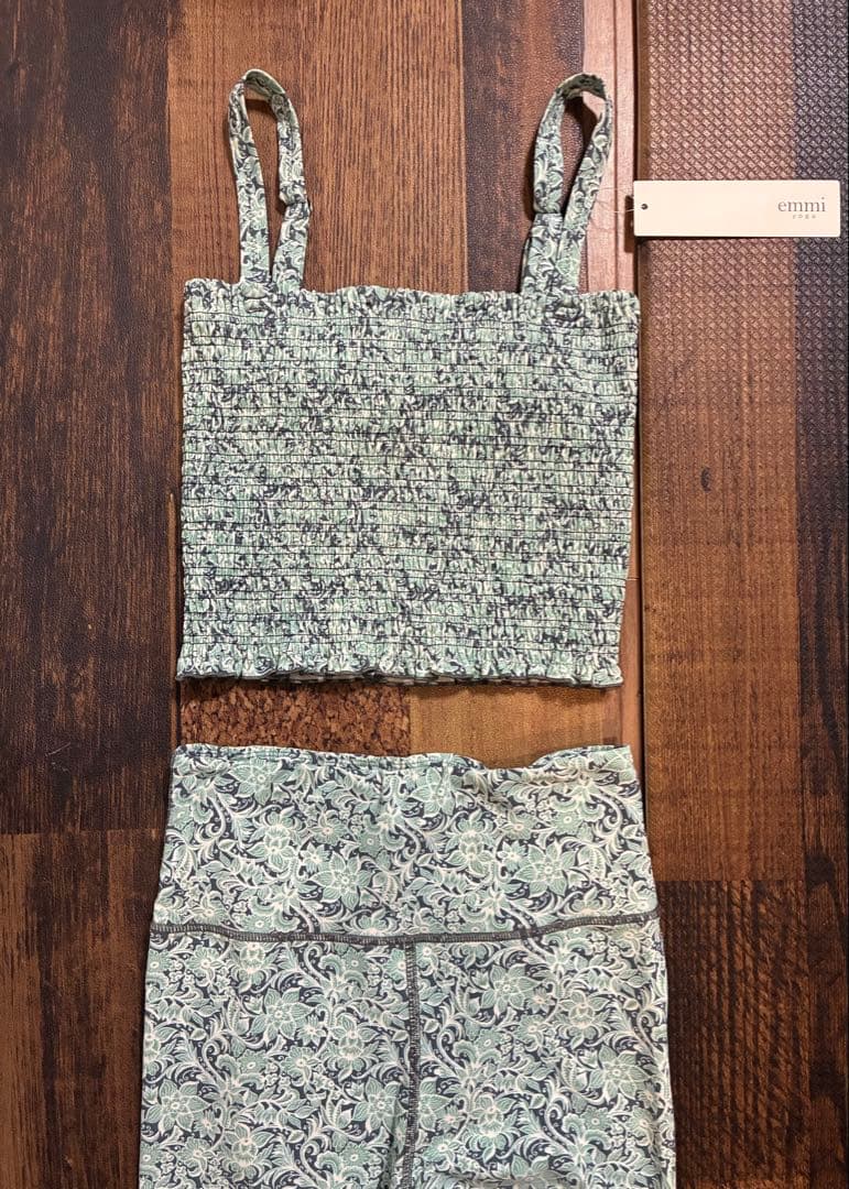 新品同　エミヨガ emmi yoga ヨガウェア　エキゾチックフラワー　水色