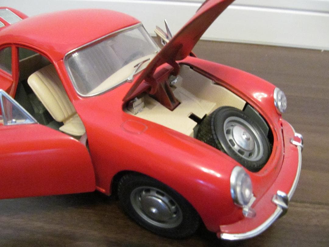 ポルシェっぽい車の玩具おもちゃ　赤