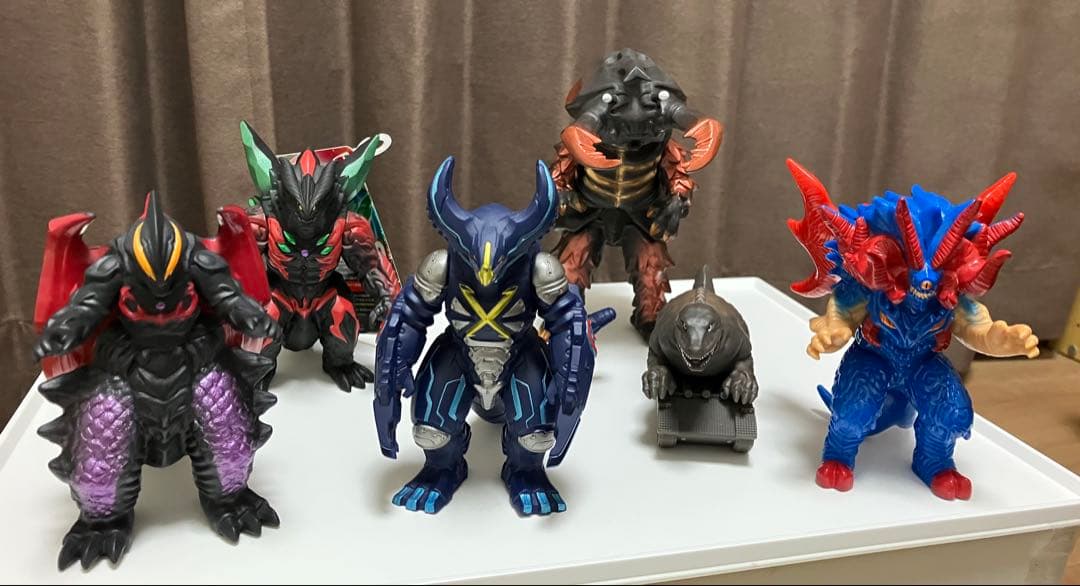 ウルトラマンフィギュアセットと説明カード