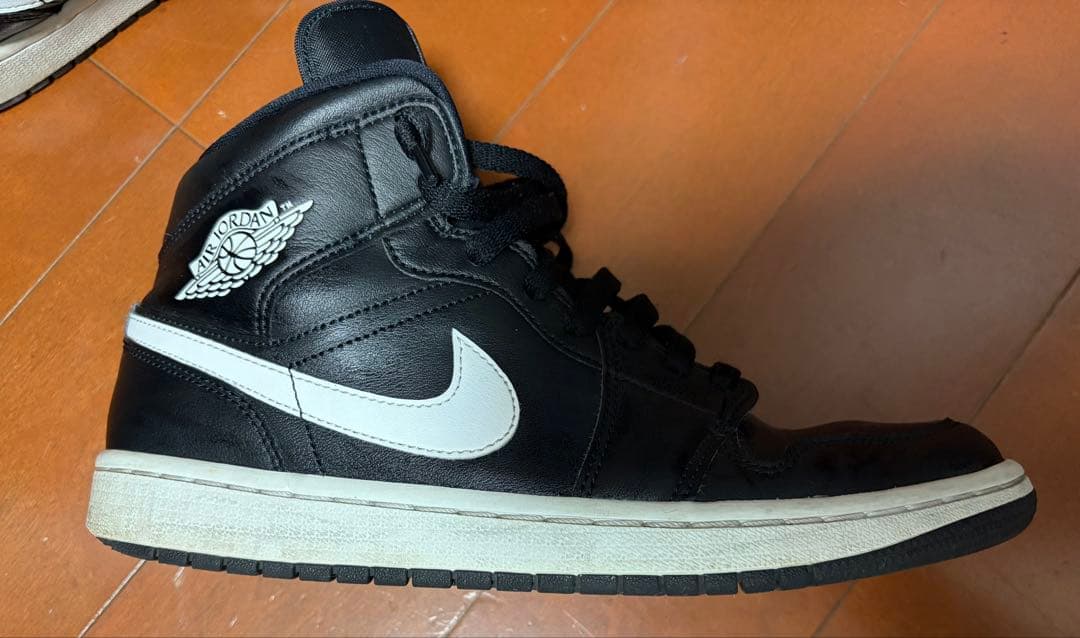 エアジョーダン1 ミッドAIR JORDAN1 MID 黒 白 送料込み