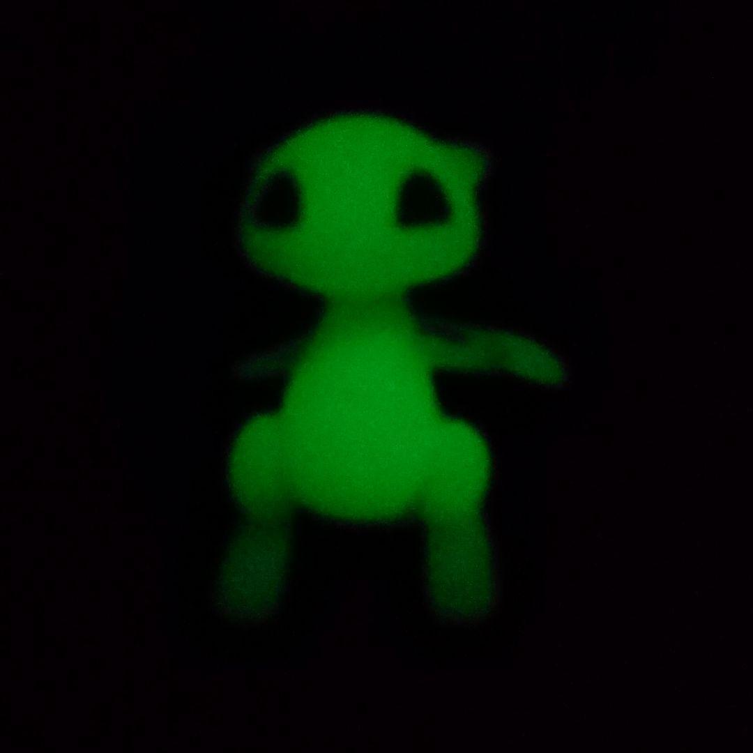 激レア ポケモン ミュウ 蓄光 フィギュア Pokemon