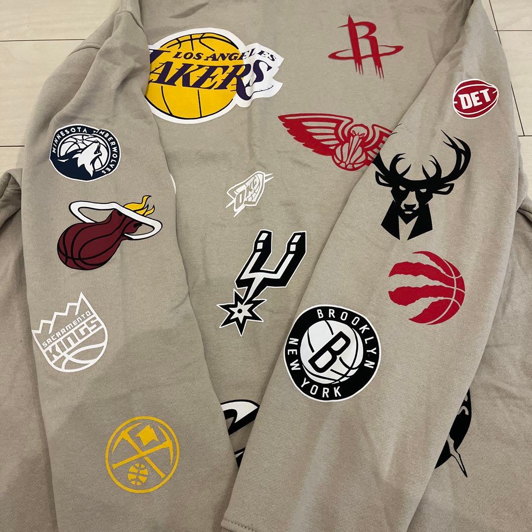 NBAチームロゴ入りスウェットシャツ ベージュ