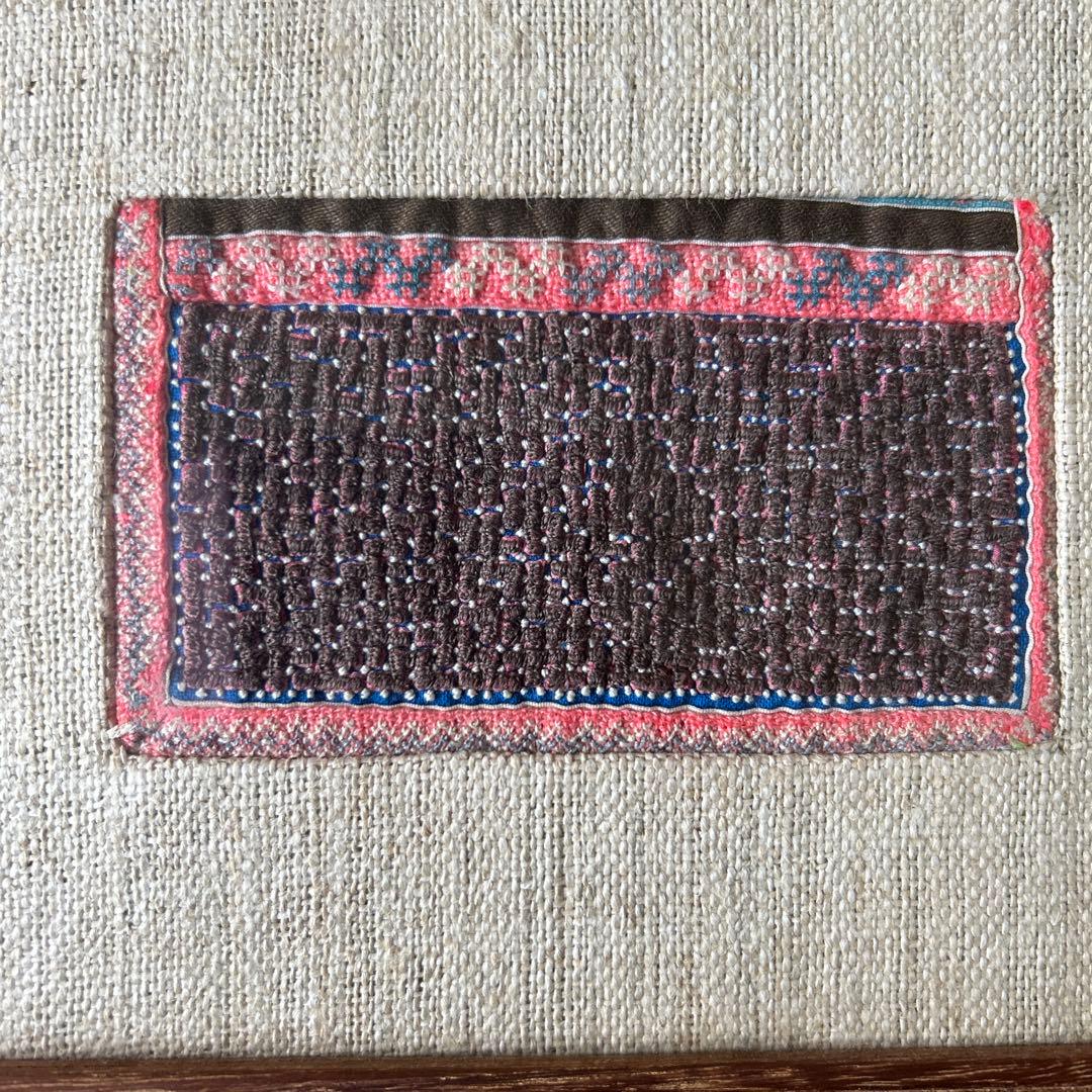 古布手刺繍モン族後ろ襟・古木チーク材額装