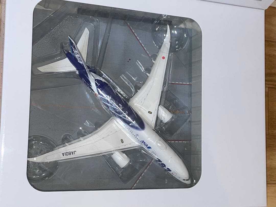 1/200 B787-8 ANA 特別塗装 滑走路つき主翼地上姿勢 JA801A