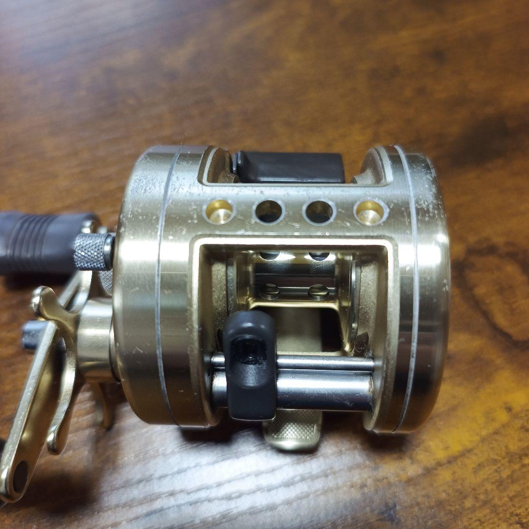 シマノ カルカッタ200XT 動作品 丸型ベイトリール