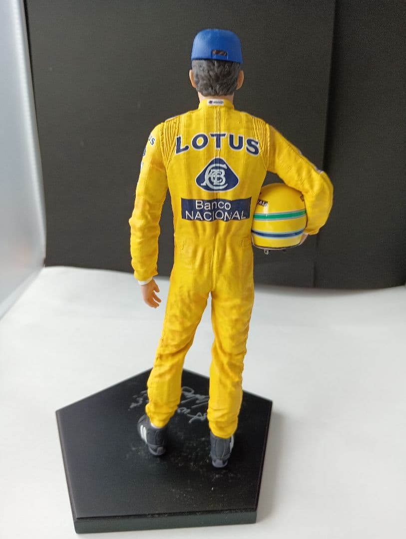 アイルトンセナLOTUS サイン入りレーシングドライバー フィギュア