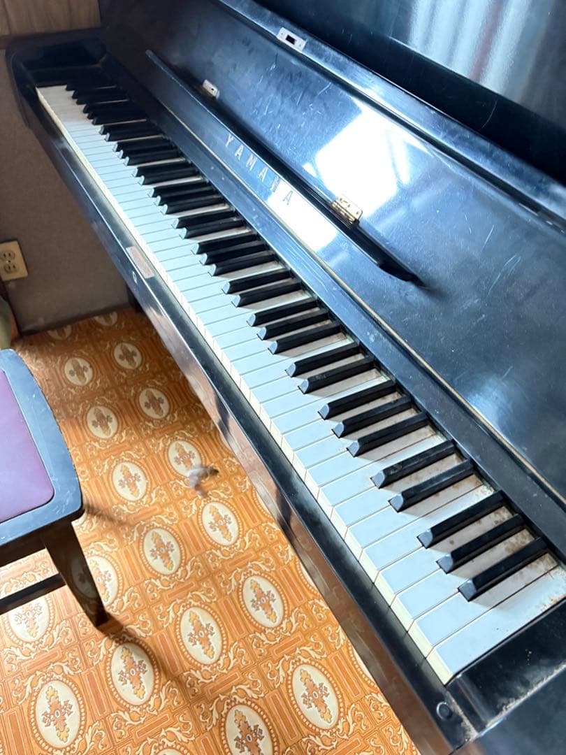 YAMAHA ピアノ 黒 赤カバー 3ペダル 1980 UX !? ヴィンテージ