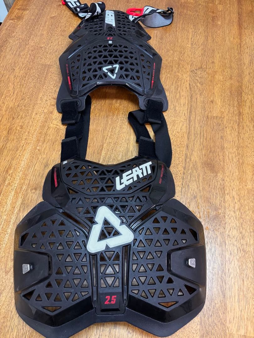 LEATT　2.5 チェストプロテクター　MTBで使用