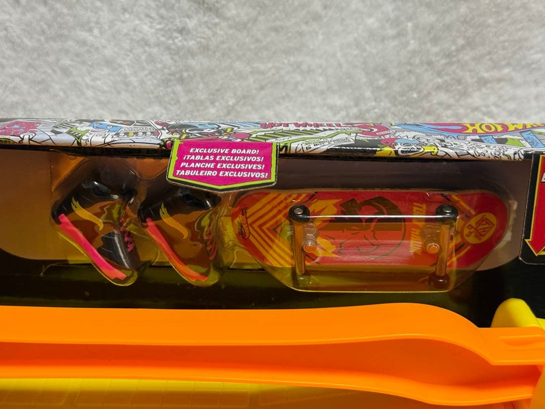 ホットウィール TONY HAWK TRANSFORMING SKATE BUS