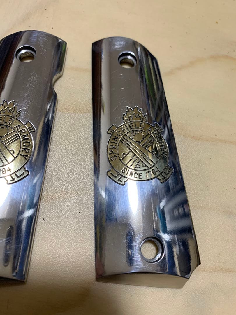 未使用品 コルトガバメント M1911 用 アルミ製グリップ メッキシルバー