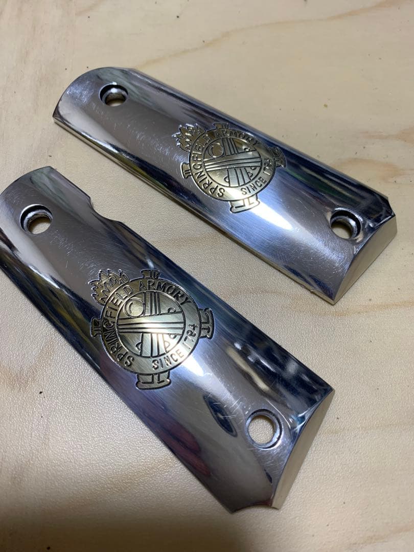 未使用品 コルトガバメント M1911 用 アルミ製グリップ メッキシルバー