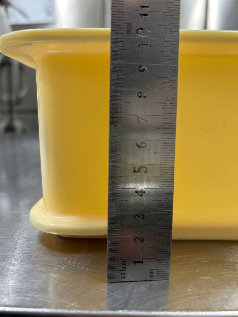 大きめクリーム色プラスチック保存容器