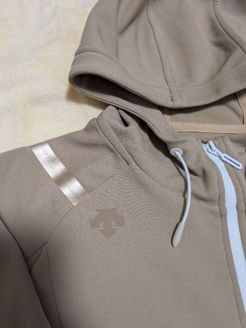 DESCENTE フード付き上下セットアップ ベージュ　Ｓサイズ