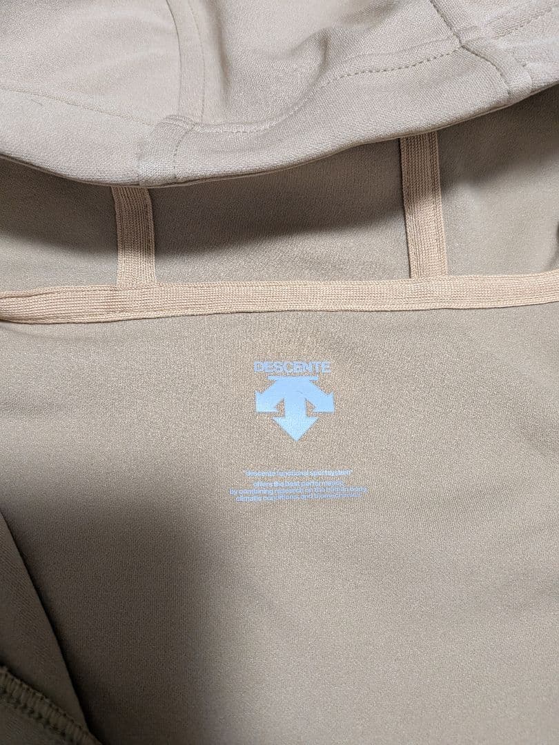 DESCENTE フード付き上下セットアップ ベージュ　Ｓサイズ