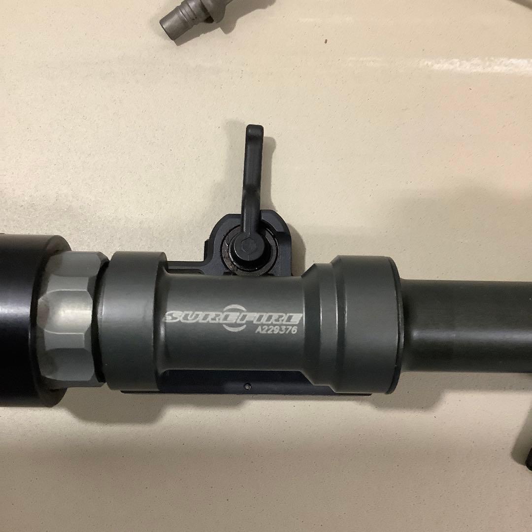 SUREFIRE製 旧型のM962 カスタムLED バルブ付き