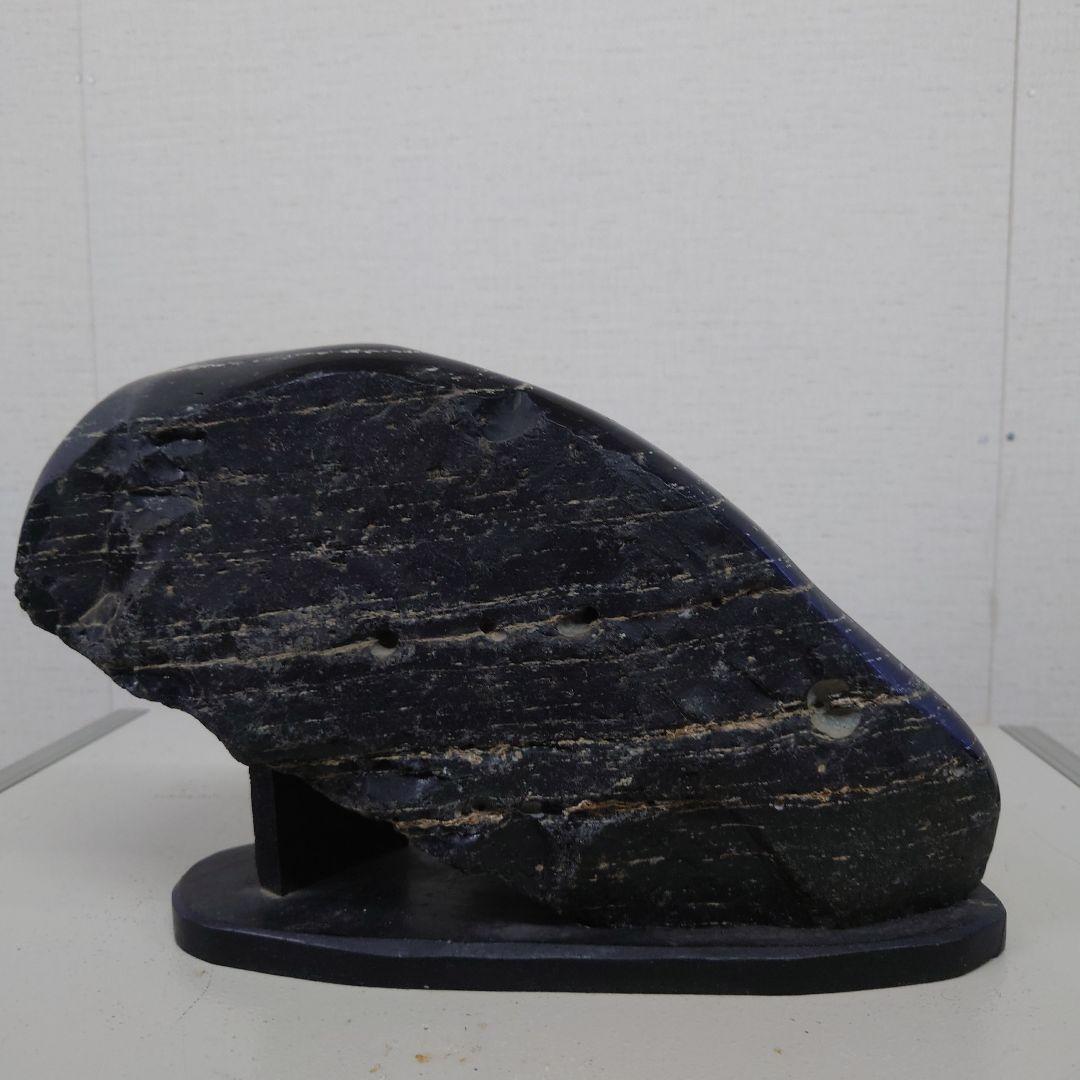 黒色石の彫刻 台座付き