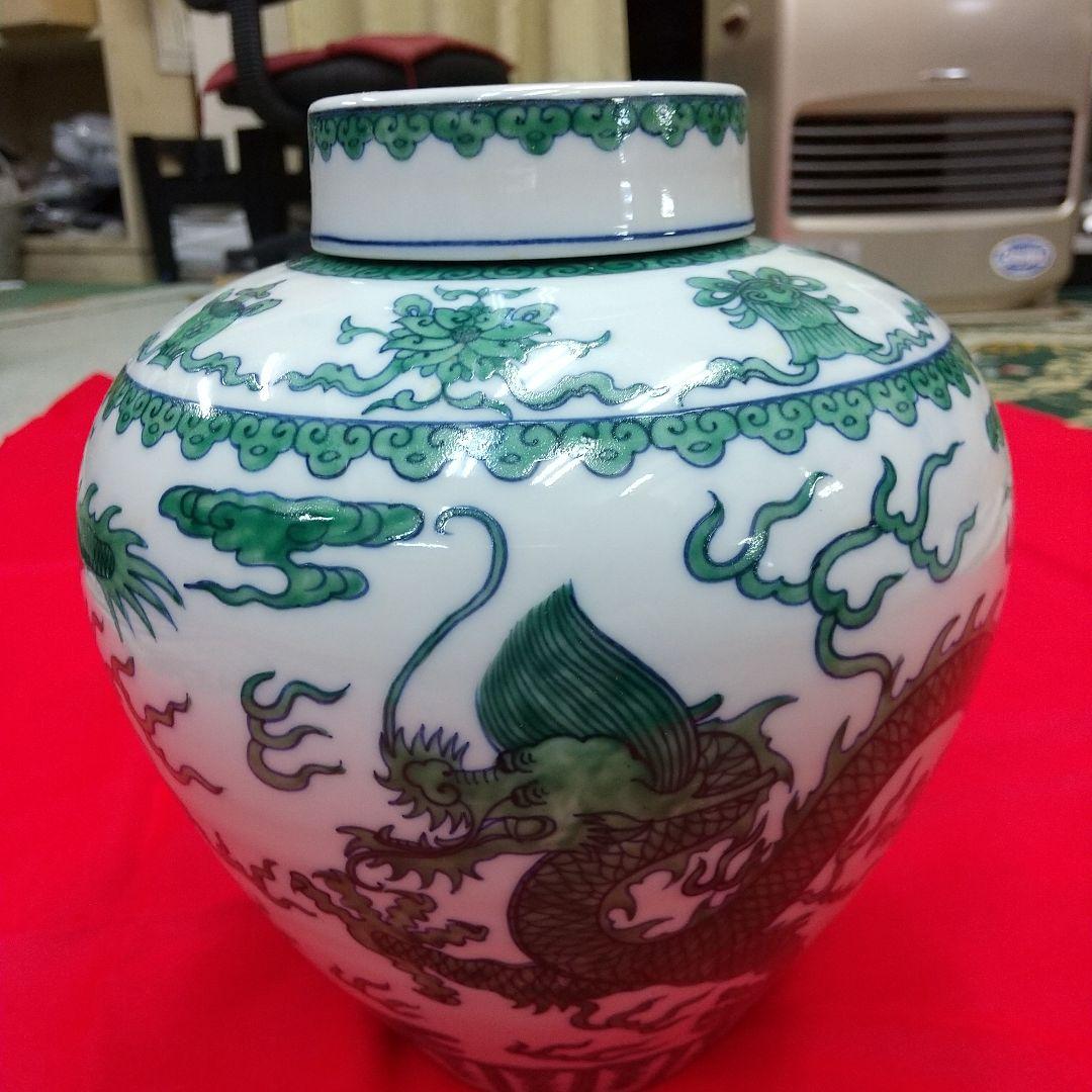 白と緑のドラゴン模様の陶器壺