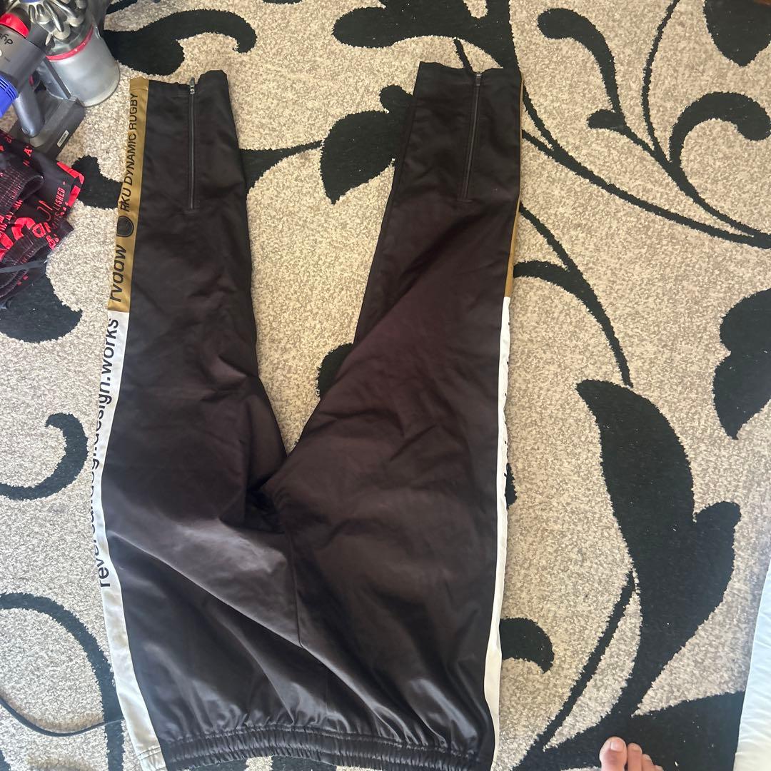 ブラックジャージパンツ ロゴ入り