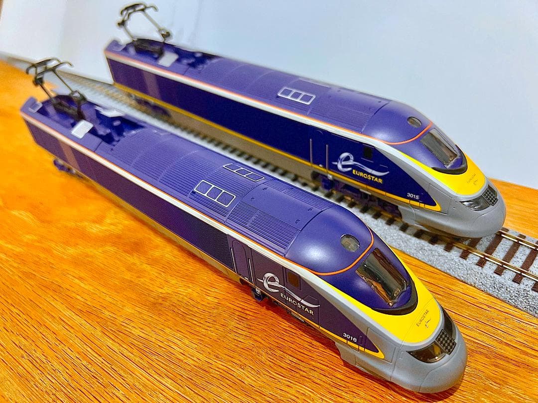 HORNBY ユーロースター (R3215、R4580；OOゲージ）セット