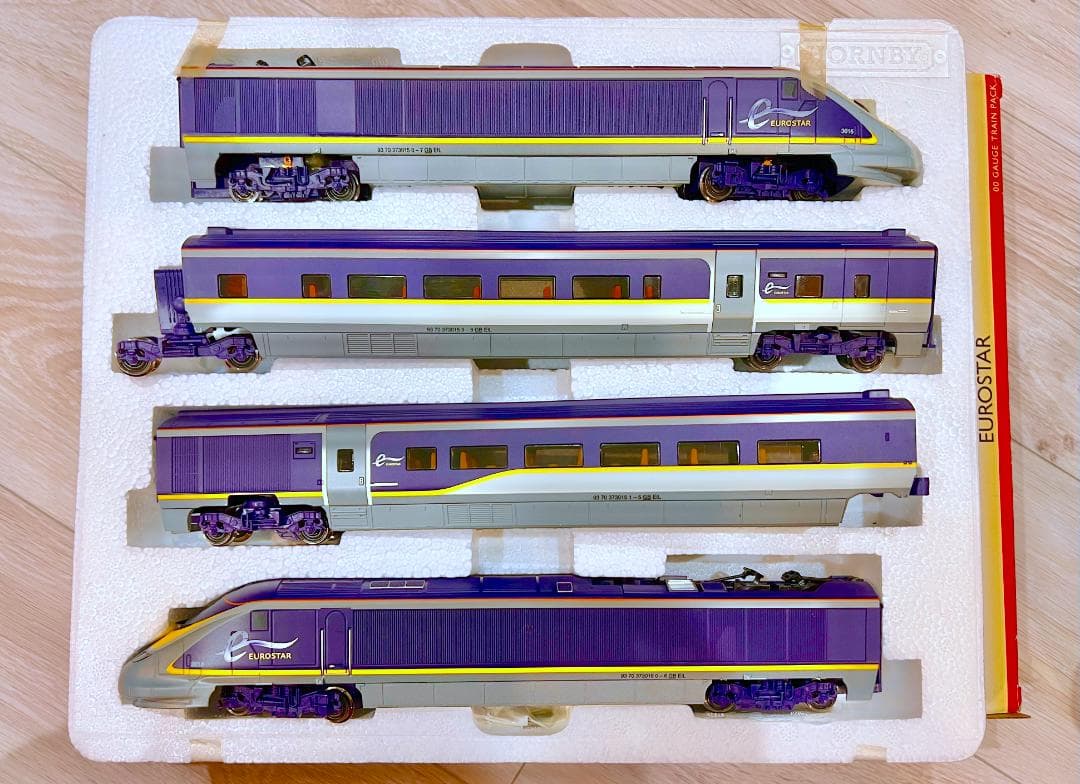 HORNBY ユーロースター (R3215、R4580；OOゲージ）セット
