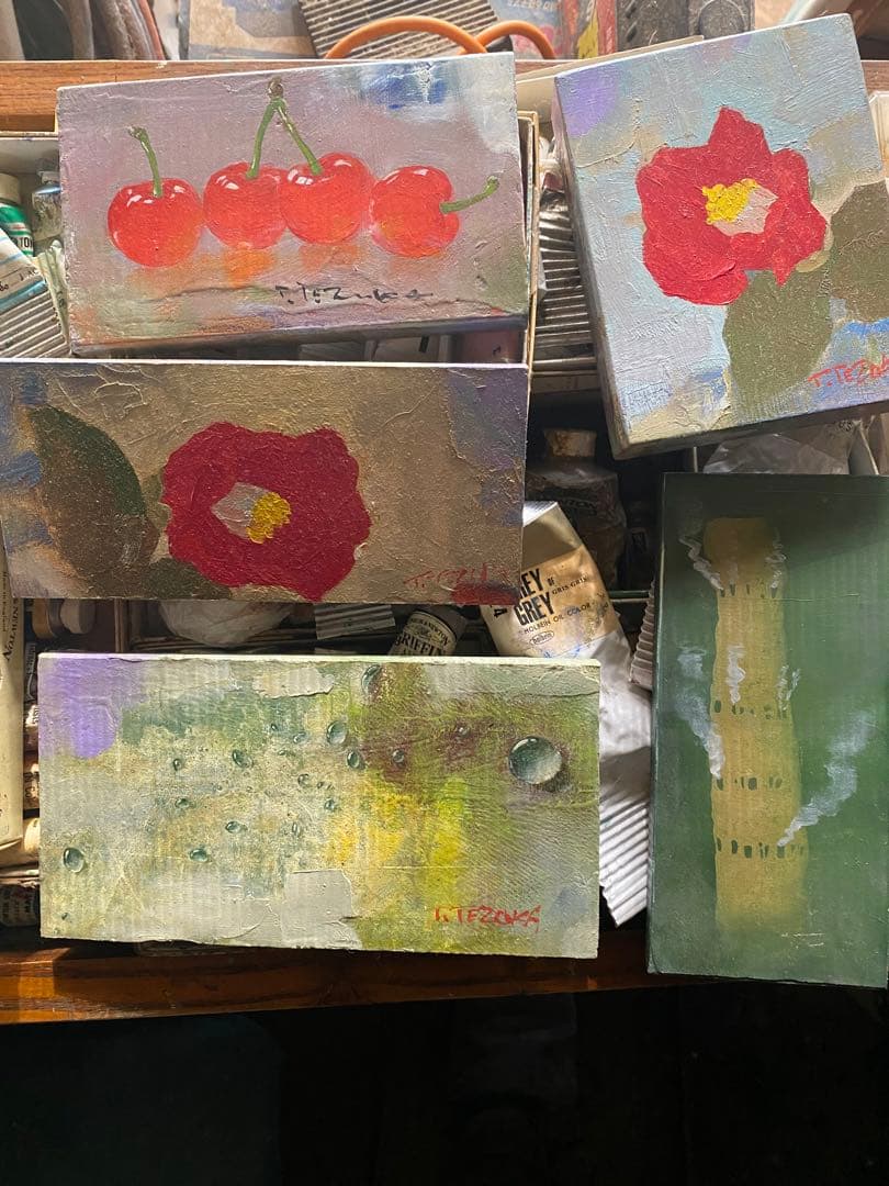 極小の油絵ミニアチュールサイズはタバコ2〜3個分全て額装しての販売です。