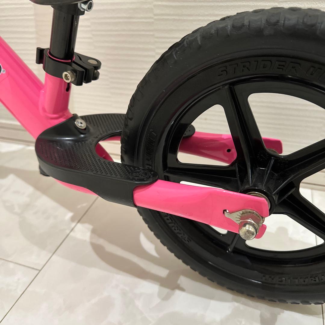 1日限定セール！！！ストライダースポーツピンク12インチ　ミニオンヘルメット付き