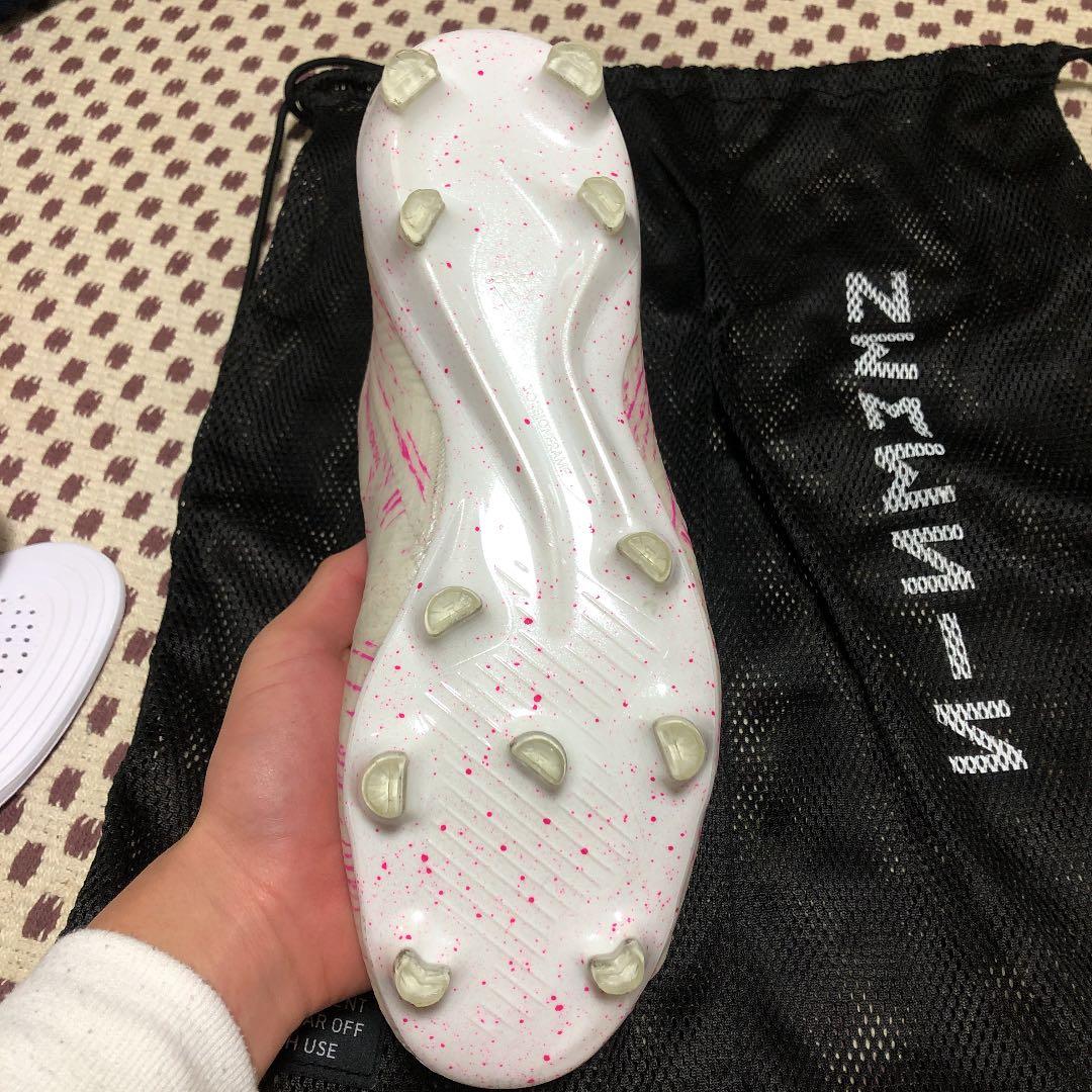 サッカースパイク ネメシス紐なし28cm