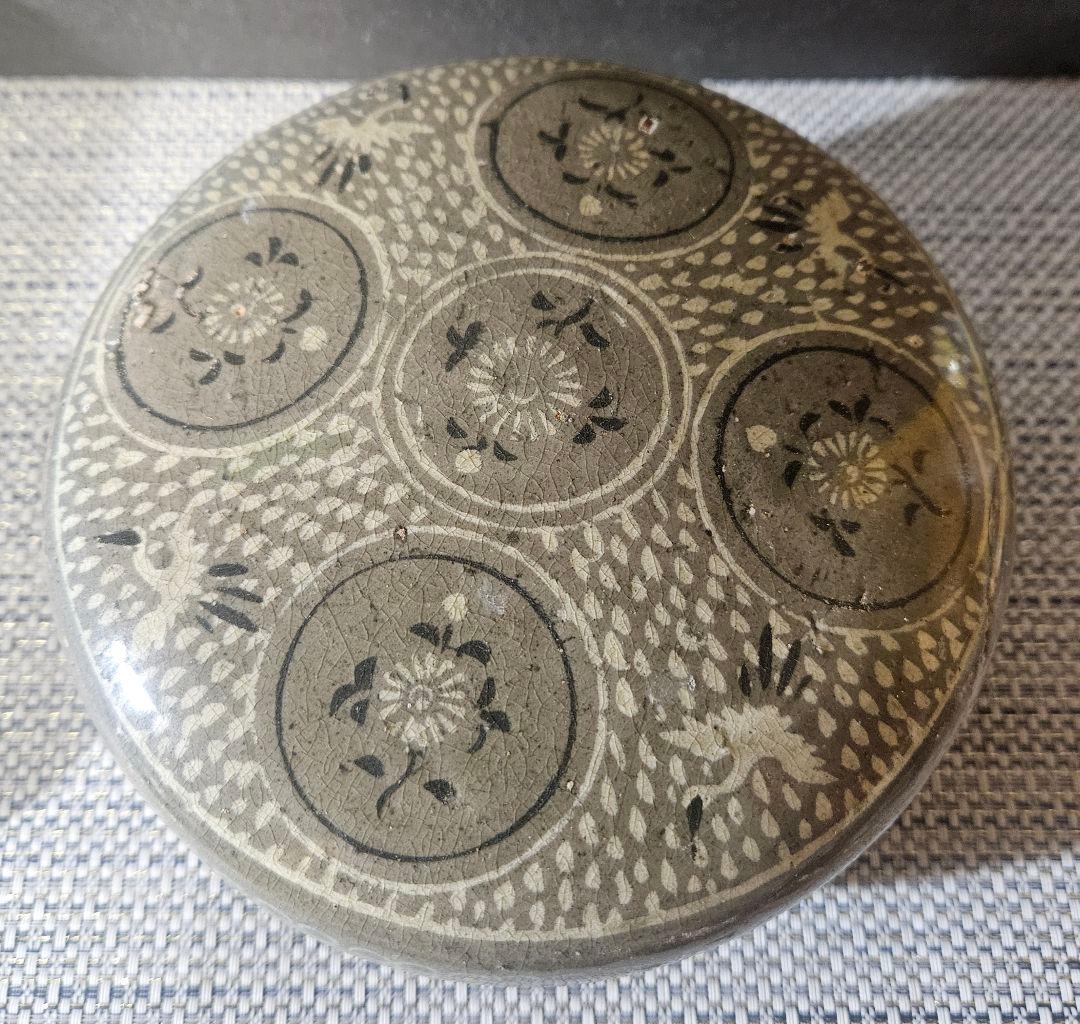 半島古美術　半島古陶磁　高麗青磁象嵌　丸紋に花　鶴図　蓋物　合子　径16.4cm