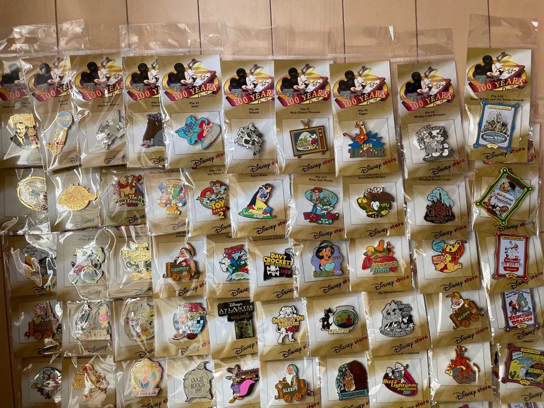 ディズニーストア　ウォルト　100周年　ピンバッジセット
