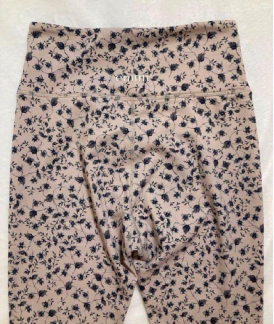 新品　emmi yogaエミヨガ　フラワーレギンス　ピンクベージュ　大きいサイズ