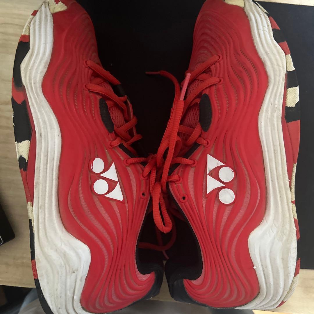 YONEX レッド スパイクシューズ