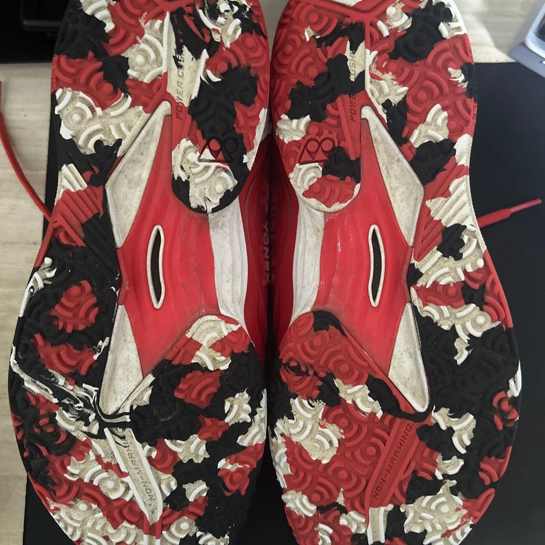 YONEX レッド スパイクシューズ