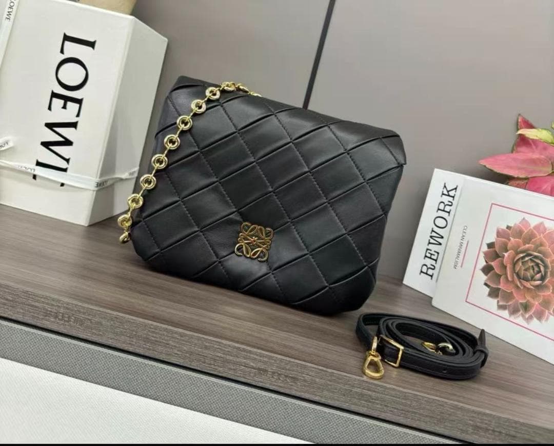 LOEWE黒いキルティングデザインバッグ