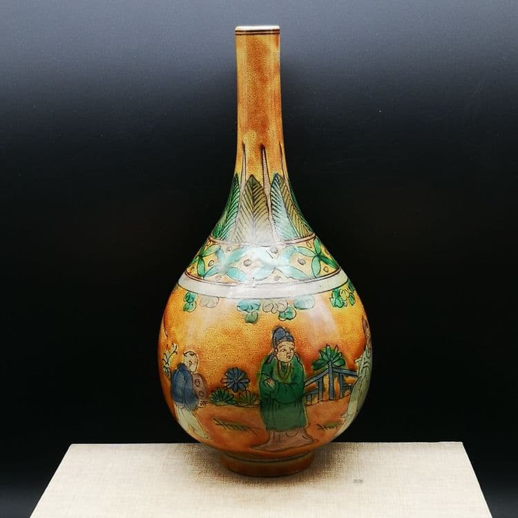 大明万暦素三彩人物胆瓶です  景徳鎮 陶磁器 装飾品 現代工芸品美術品 置物