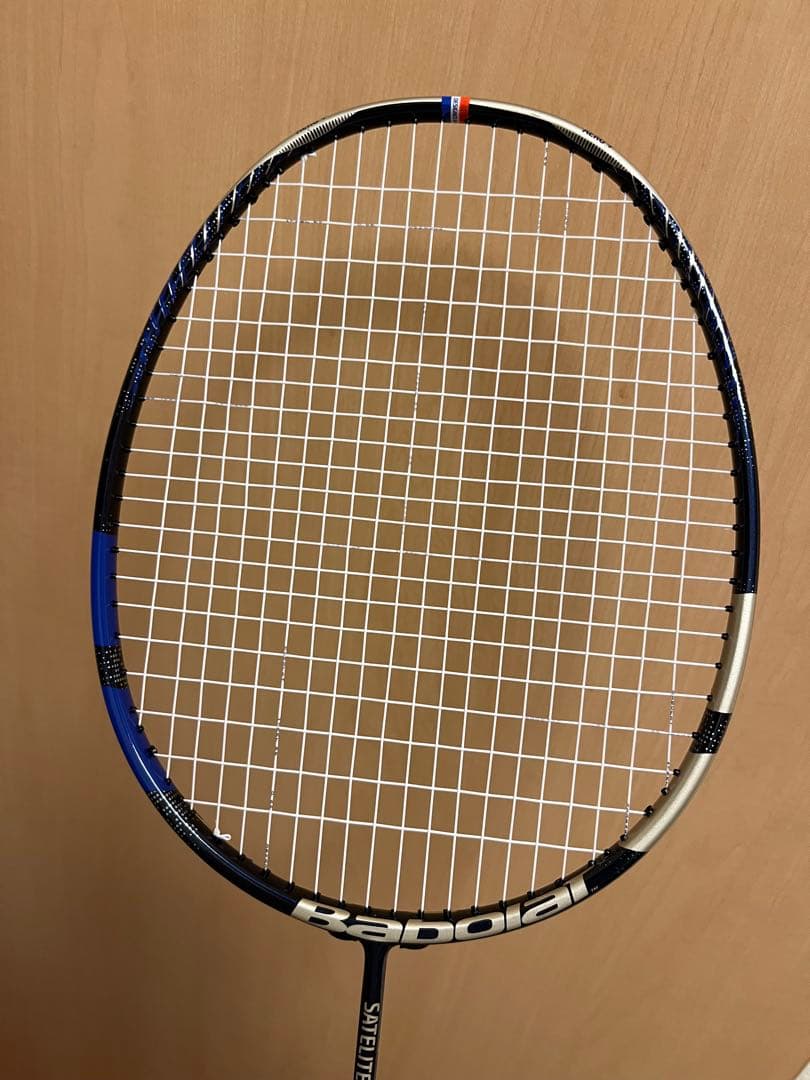最新 ガット 張りたて！ バボラ バドミントン ラケット サテライト マスター