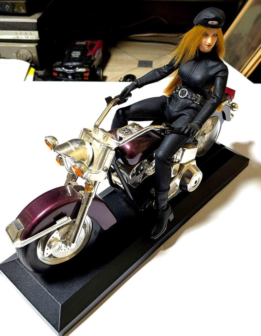 クールガールバイク型目覚まし時計のコラボです。