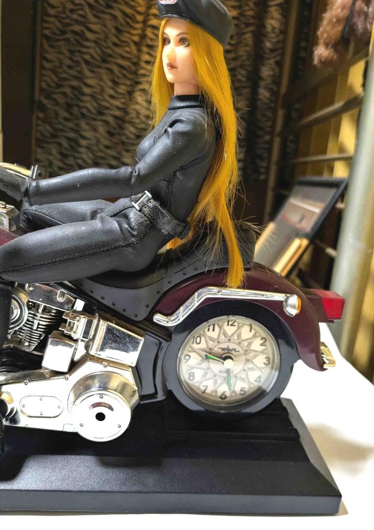 クールガールバイク型目覚まし時計のコラボです。