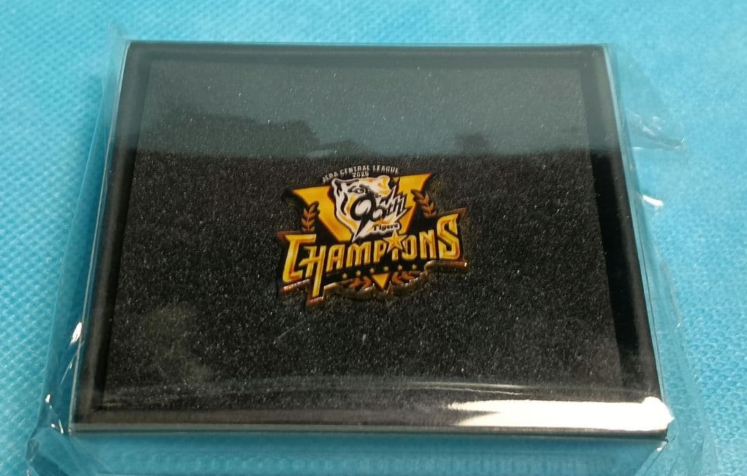 【値下げ】阪神タイガース　2025 優勝記念ワッペン　リストバンド　ピンバッチ