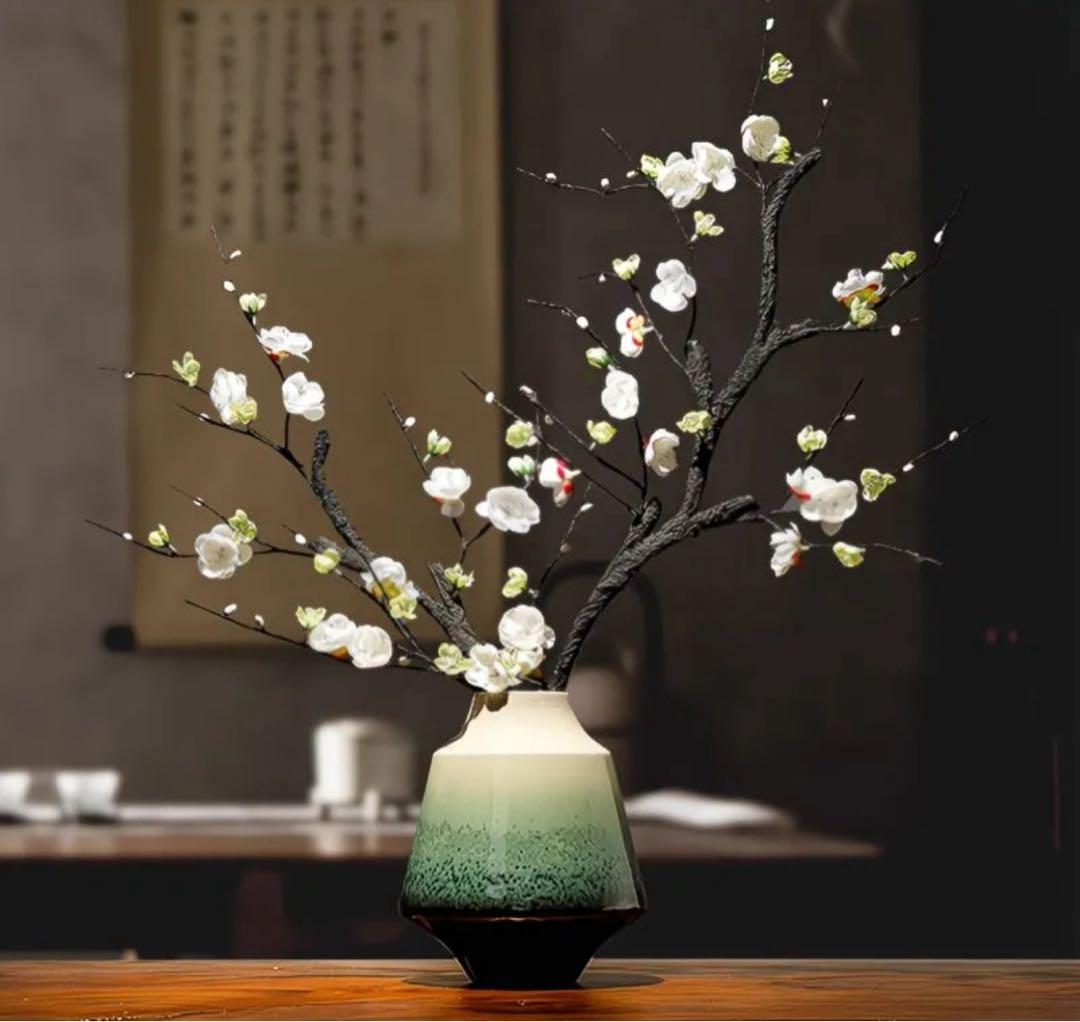 陶器製花瓶 白と緑の花