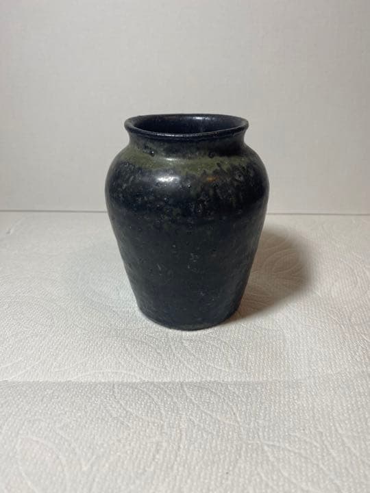 黒釉の壺
