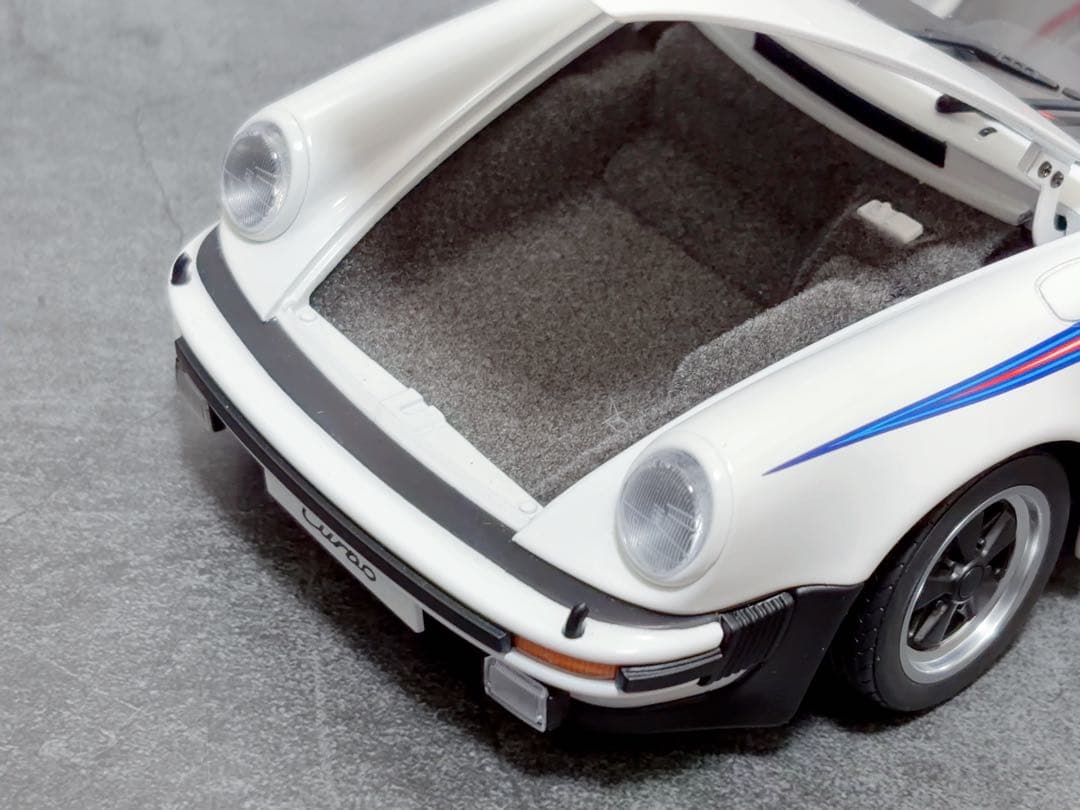 オートアート　1/18 ポルシェ 911 930 3.0 ターボ