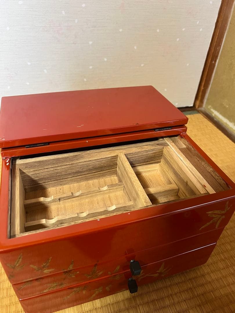 赤い竹模様の木製小物入れ