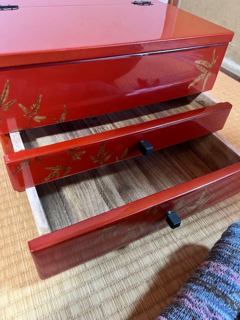 赤い竹模様の木製小物入れ