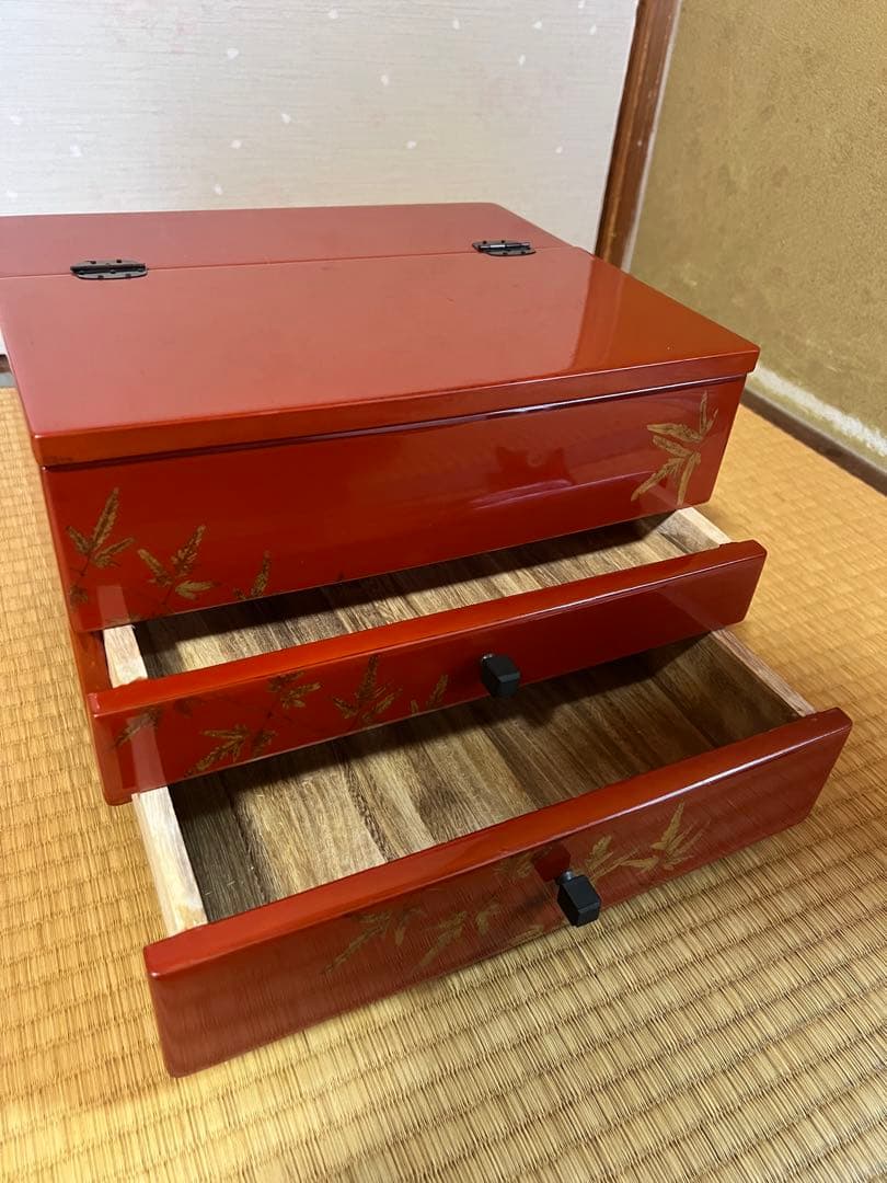 赤い竹模様の木製小物入れ
