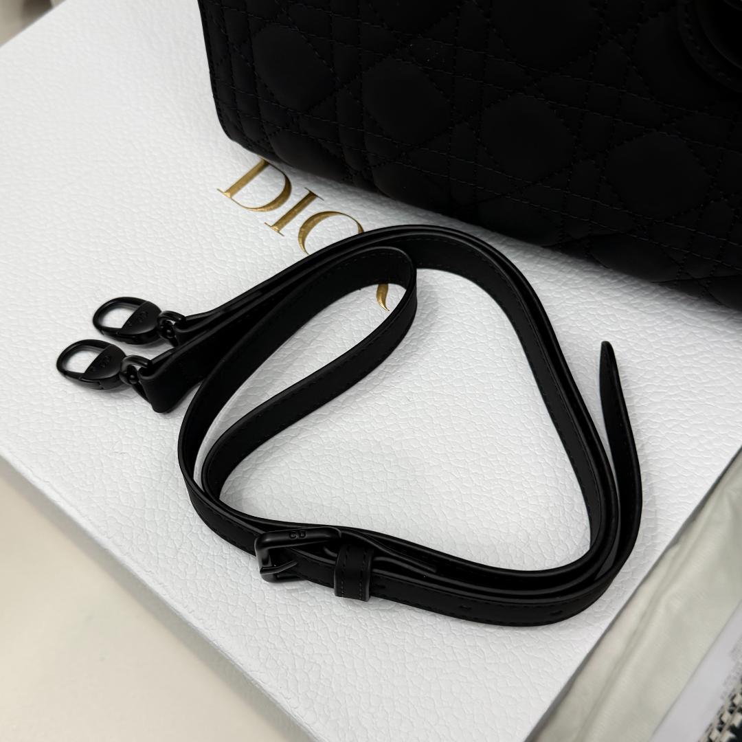 【早い者勝ち】Dior ブラックキルティングショルダーバッグ