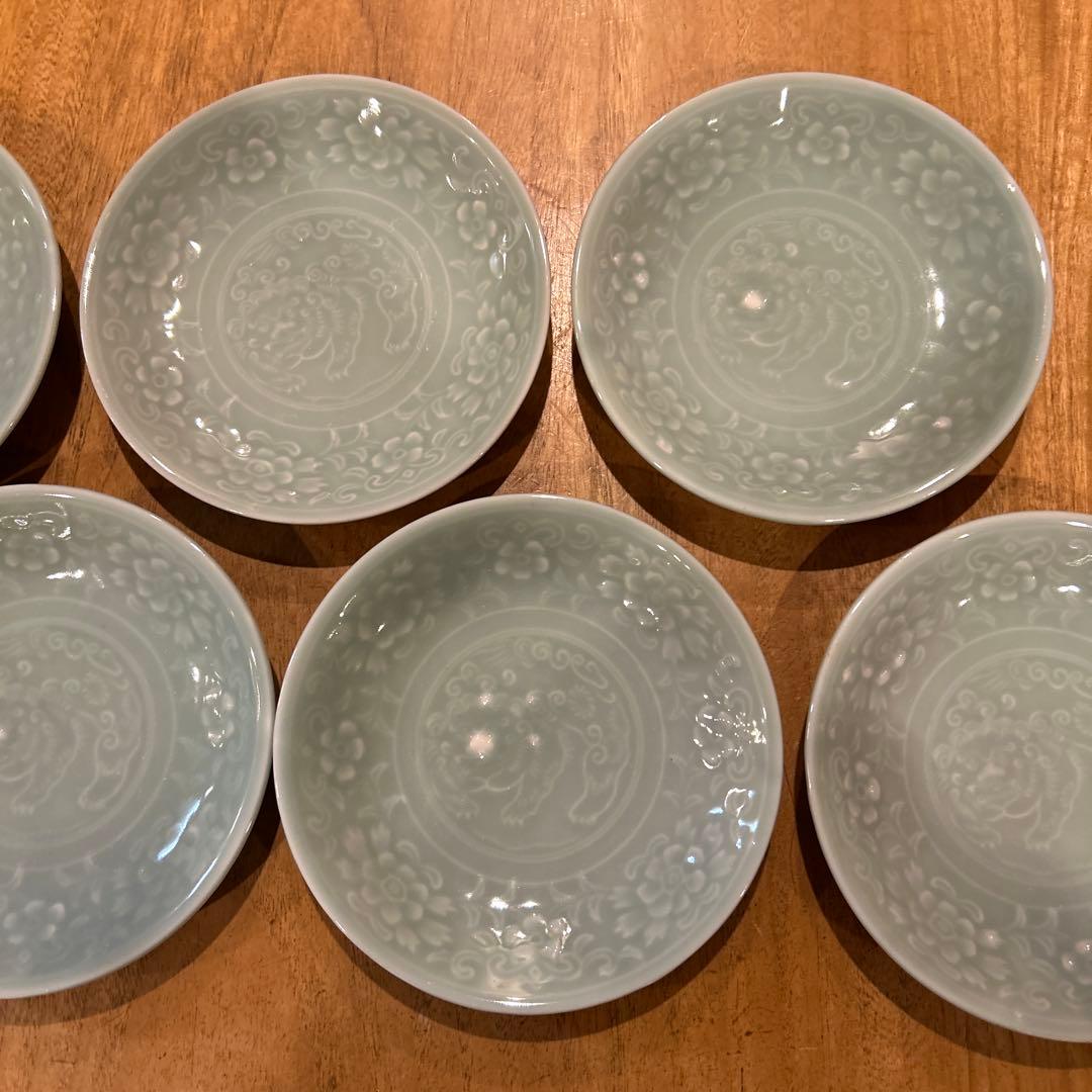 有田焼牡丹紋獅子陽刻皿 青白磁 平皿 小皿 獅子 和食器 骨董品 七枚