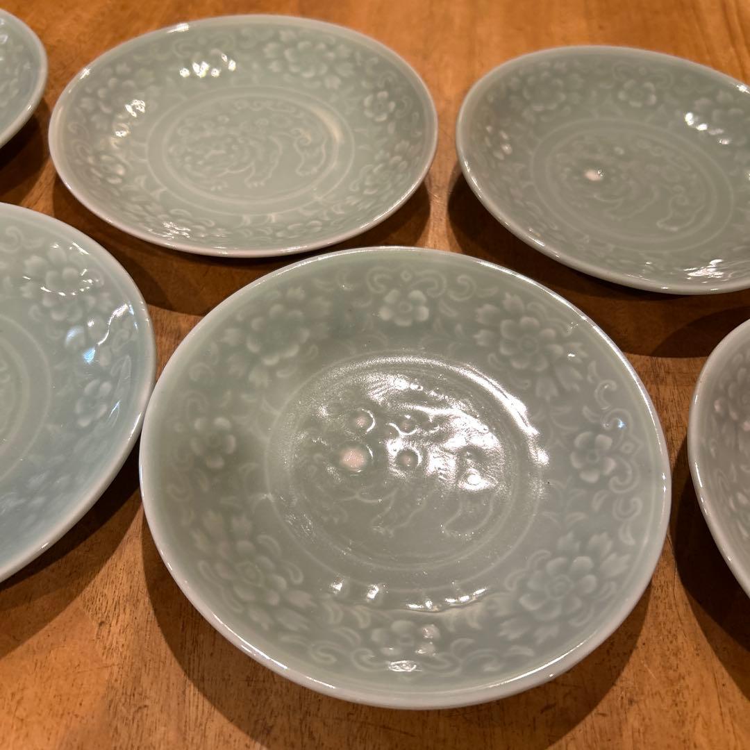 有田焼牡丹紋獅子陽刻皿 青白磁 平皿 小皿 獅子 和食器 骨董品 七枚
